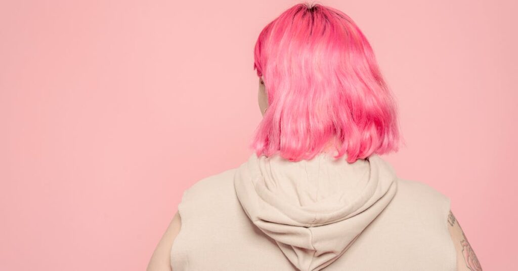 強さの裏に繊細さを持つ女性。自分を表現したい、でも怖い。その両方が共存している。