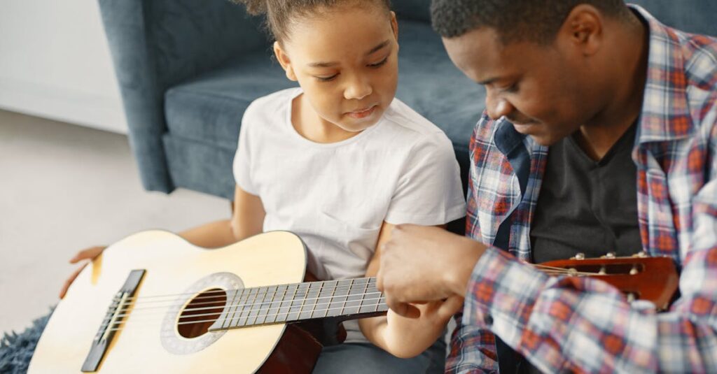 ギターを抱える内向的なアニメの少女。後藤ひとりが描く孤独の本質と創作の力を象徴する一幕