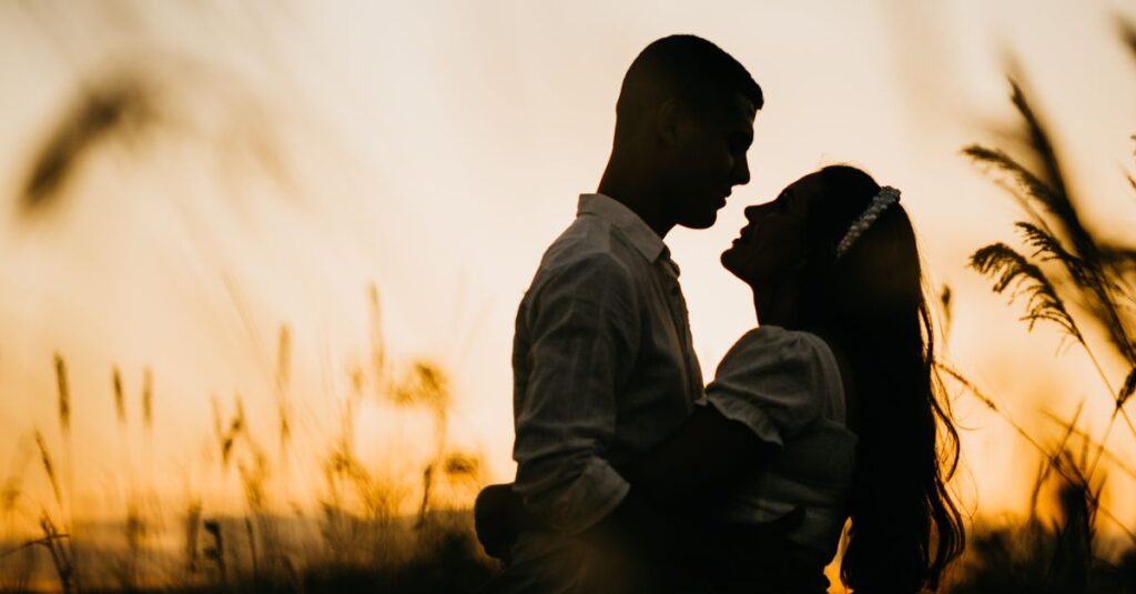 やわらかな光の中でふたりが静かに向き合う瞬間。うまくやろうとしなくていい。