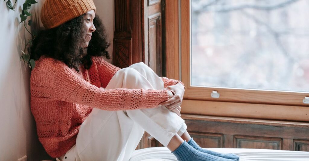 静かに自分の気持ちと向き合う女性。嫉妬を責めるのではなく、そっと受け取る時間。