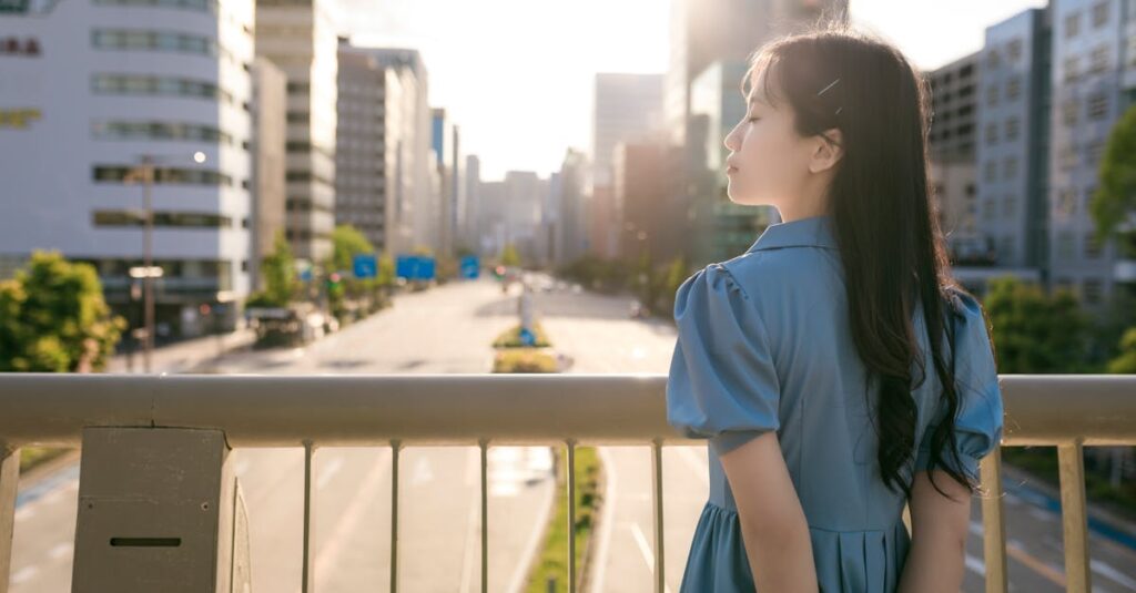 橋の前に立ち、前を向く女性。誰かのためではなく、自分のために踏み出す一歩。