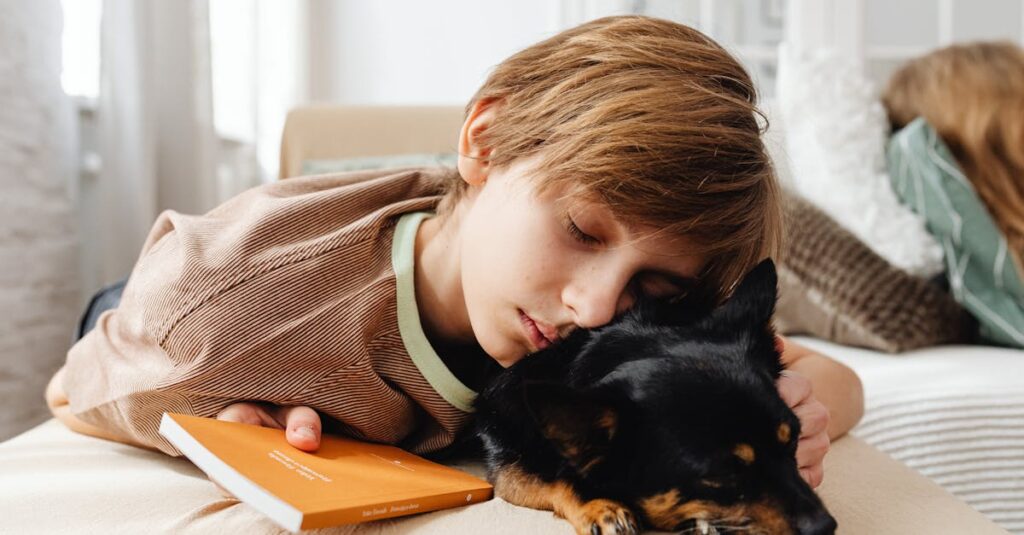 やわらかな光の中で静かに受け入れられる少年。言葉がなくても、気持ちが届く瞬間がある。