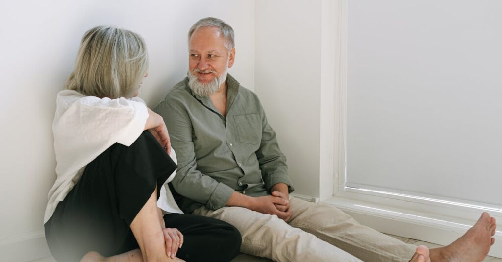 遠くから人々を見つめる人。傍観者でいることの、静かな寂しさ。