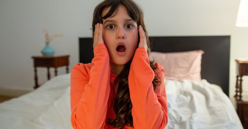 感情を押し殺して遠慮するアニメキャラクターの静かな表情