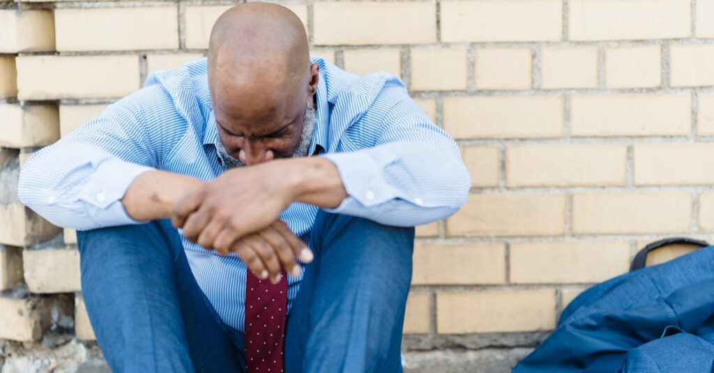 笑顔の裏で疲れているアニメキャラクターのイメージ