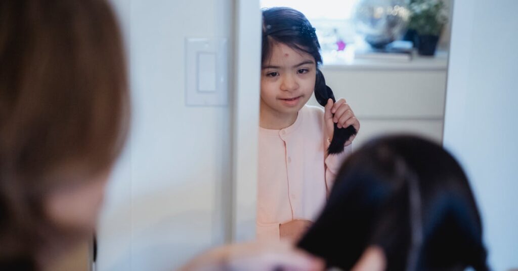 鏡を見つめ自分が誰なのか迷うアニメキャラクターの姿