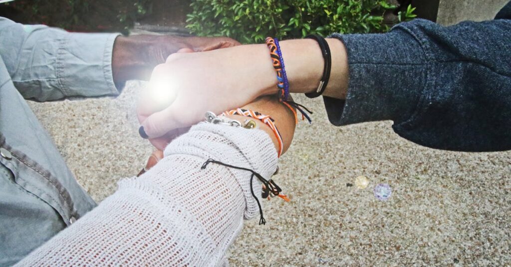 互いに支え合う友情や愛を象徴するアニメの手と手