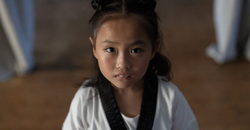 恐れながらも本音を伝える決意をするアニメキャラクターの姿