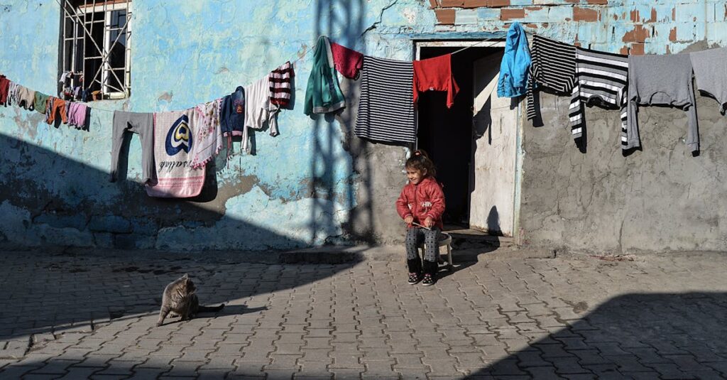 影から歩き出し、自分の舞台へ足を踏み出すアニメキャラクターのイメージ