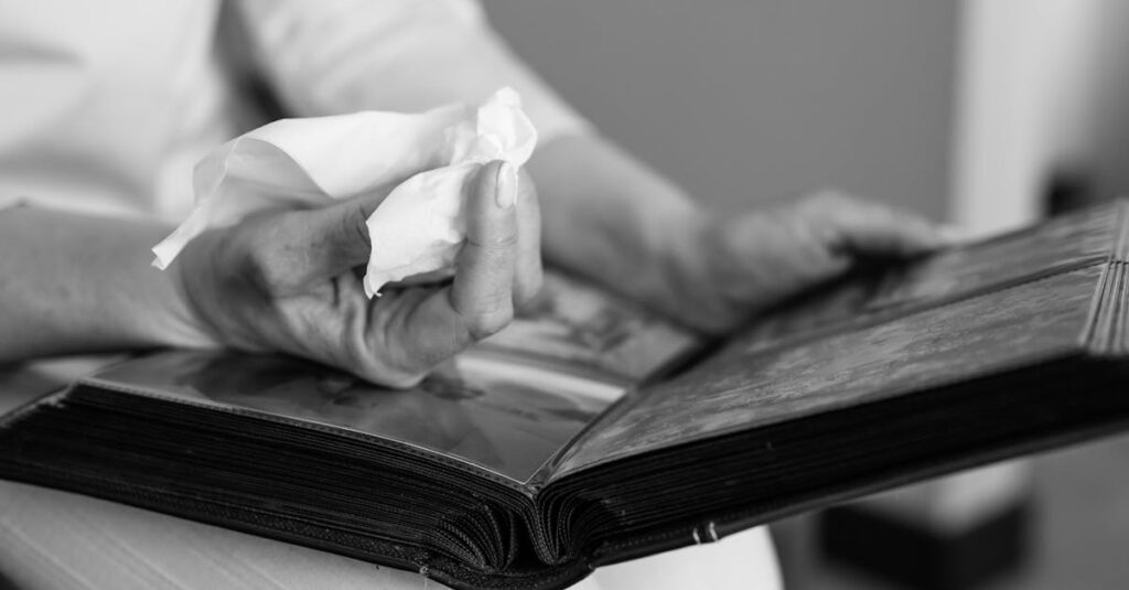 読後に心に残り続ける物語の余韻をイメージした本と感情の写真