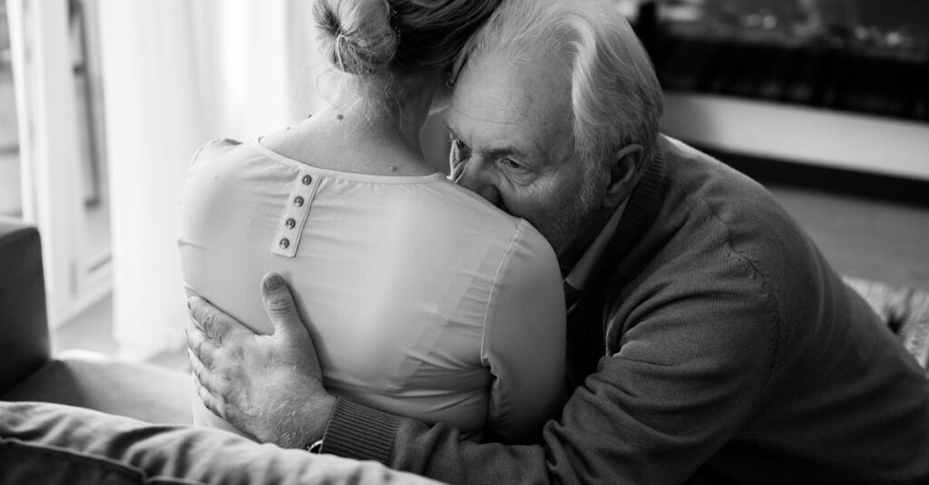 やさしさで包み込むように微笑むヒンメル、語らずとも伝わる安心感