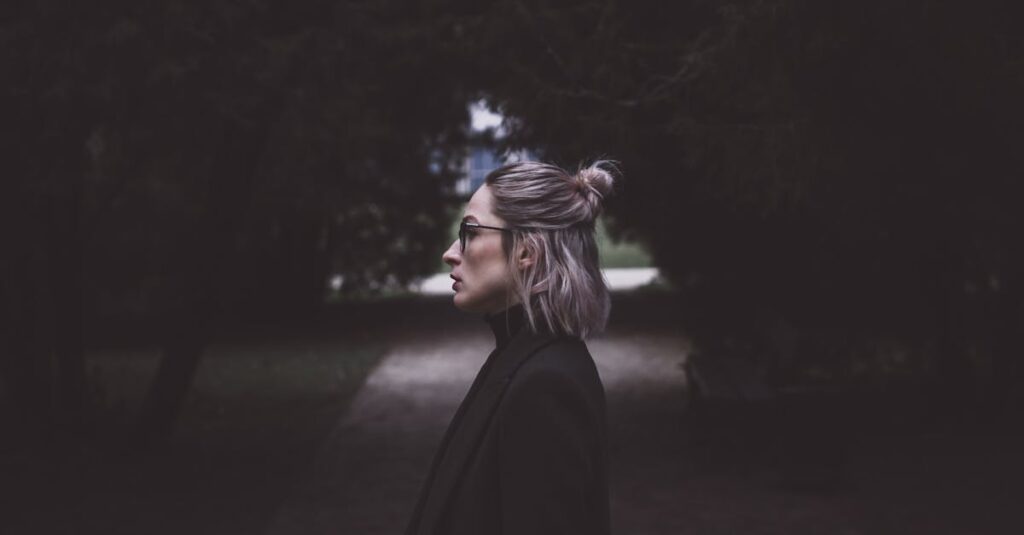 静かな森の道をひとり歩くエルフの女性。ひとりであることを選んだ者の、静かな強さがある。