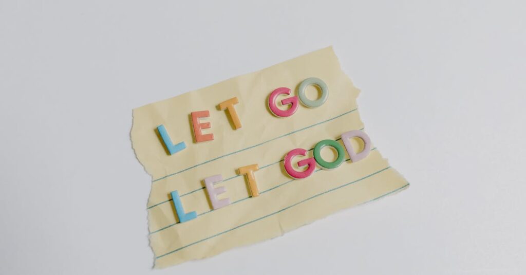 やわらかな光の中でひざまずく男性。怒りを手放したあと、はじめて本当の自分と出会う。