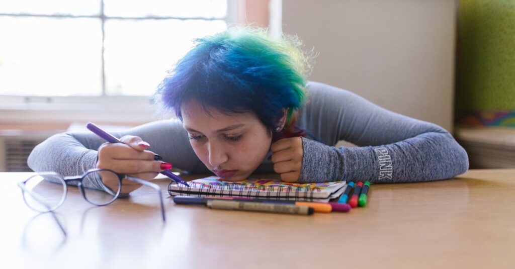 窓辺でうつむき、自分の人生を見つめ直すアニメキャラクター