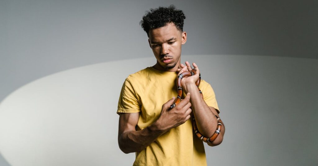 一歩踏み出して成長するアニメキャラクターのシーン