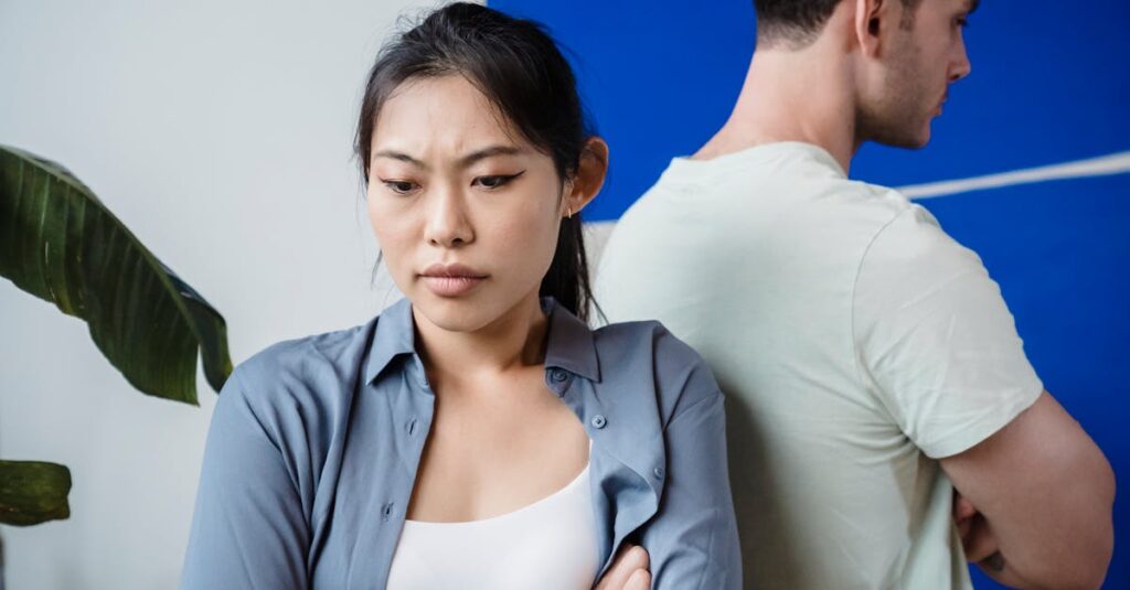 対立を避けて自分を押し殺すアニメキャラのイメージ