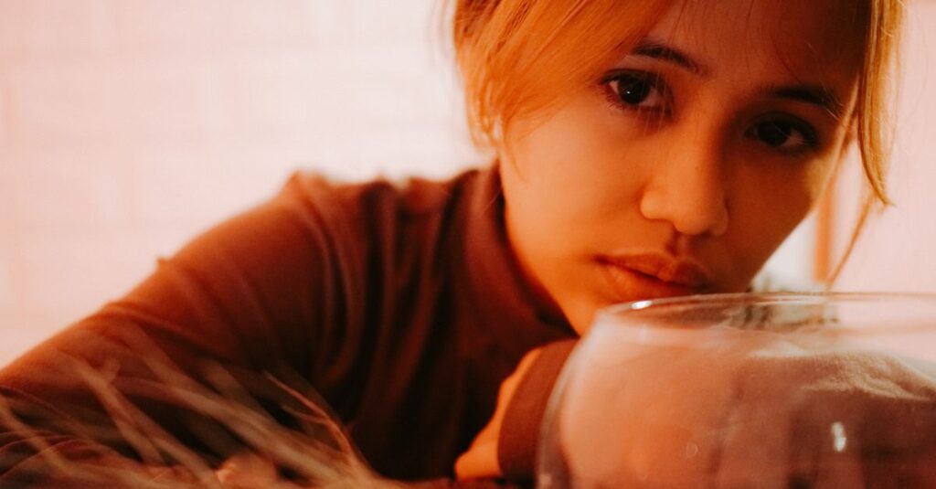 やわらかな光の中で感情を抱えたまま静かにいる女性。怒りの奥にある、繊細なやさしさ。