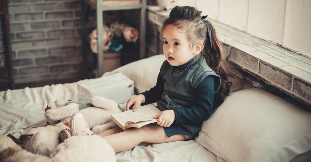 一生懸命勉強する女の子。不器用でも、大切な人のために頑張ろうとする姿がアーニャらしい。