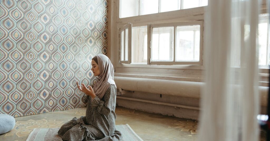 やわらかな光の中でスピリチュアル鑑定を受ける女性のイメージ