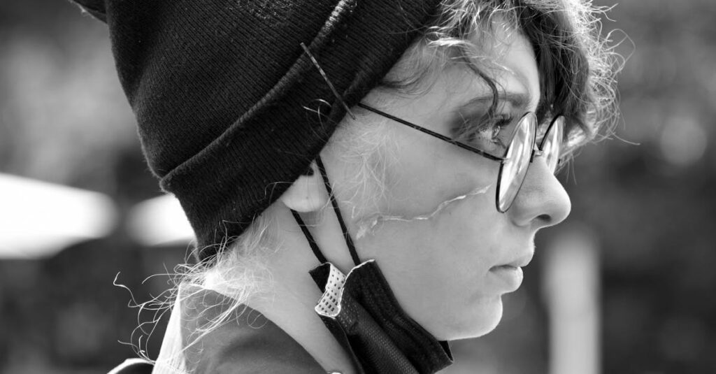 静かな光の中で誰かを守ろうと決意する戦士。守りたい人がいるとき、踏み出せる一歩がある。