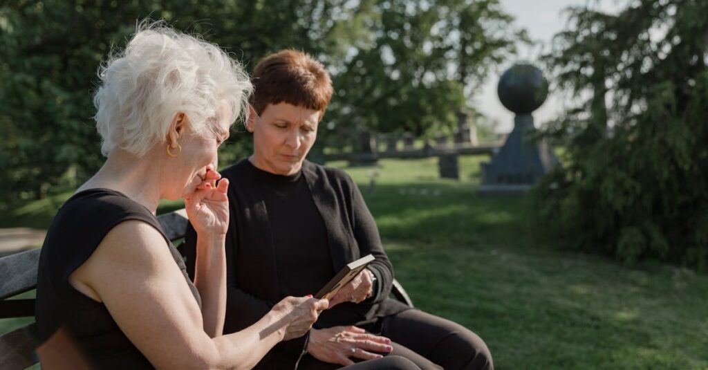 失った仲間を思い出しながら前を向く不滅のあなたへの主人公の切ない表情