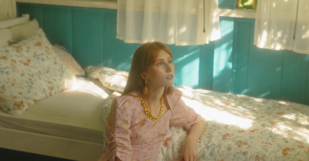 タロットカードを見つめながら内省する女性、気づきと優しさのイメージ