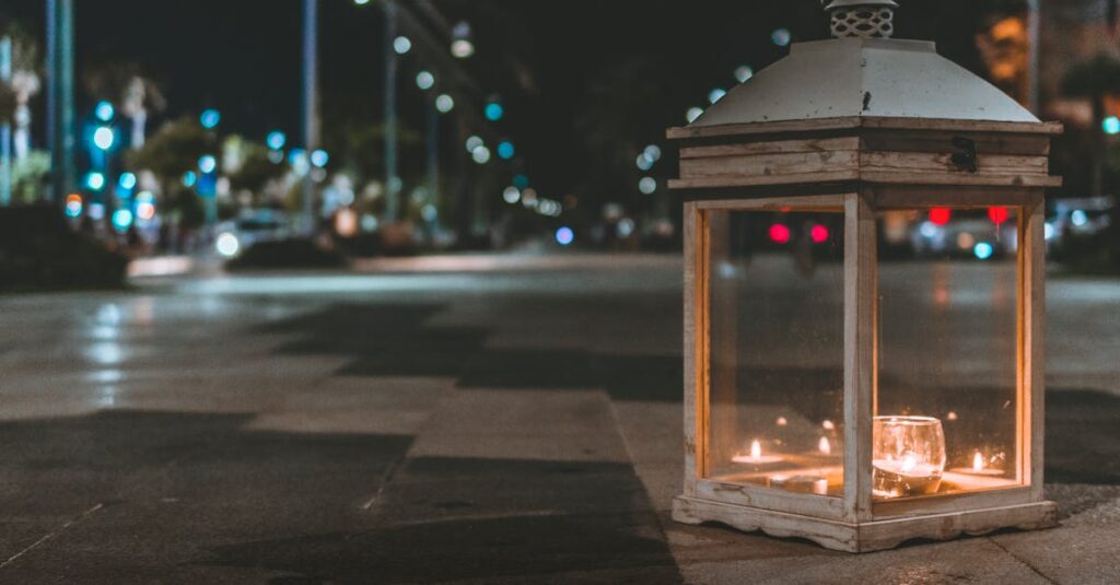 やわらかなランタンの光の中で静かに座る人。内側の声に耳を傾けるとき、答えはそこにある。