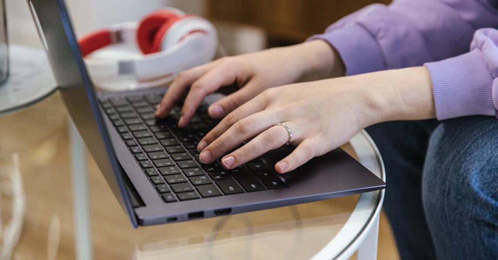 恋の役割ごとに異なる性格タイプを持つアニメキャラ風の人物たちの自己分析と内面の描写