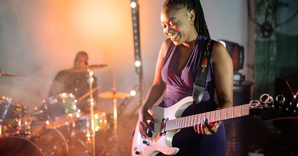 舞台の上で緊張しながらも演奏する女の子。無理に変わらなくても、自分のペースで一歩踏み出せる。