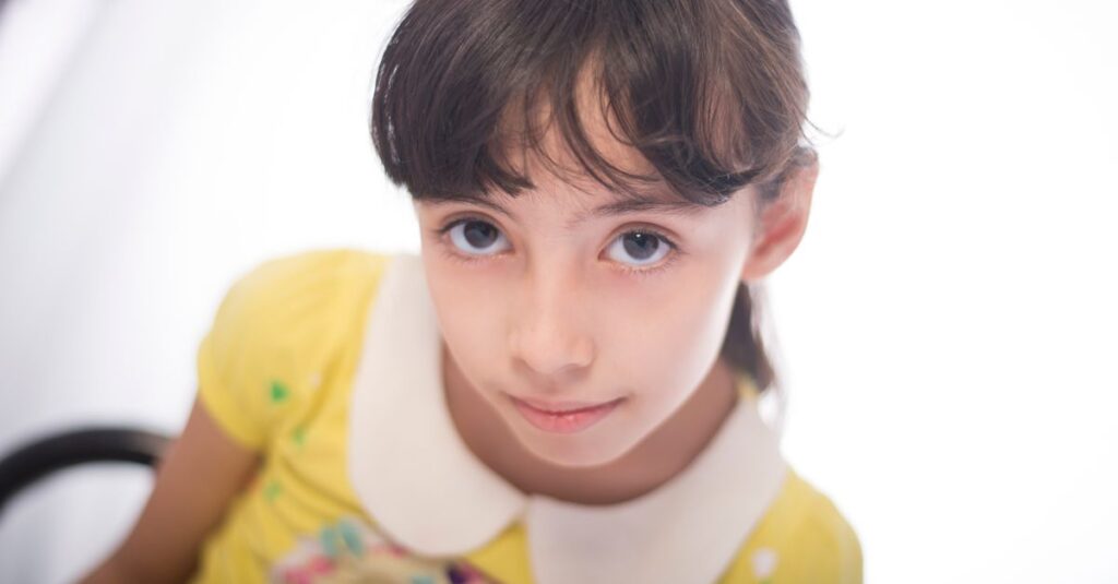やわらかな光の中で豊かな表情を見せる女の子。素直さの奥に、ちょっとだけ不安げなまなざしがある。