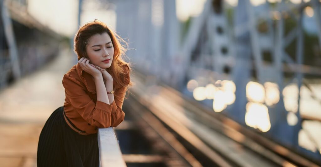 橋の前に立ち、前を向く女性。誰かのためではなく、自分のために踏み出す一歩。