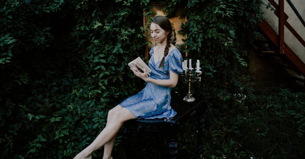 やわらかな灯りの中で本を閉じる人。読み終えたのに、心の中ではまだ物語が続いている。