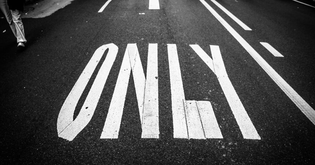 夜明けの街を歩き出すアニメキャラクター、新しい人生の始まり