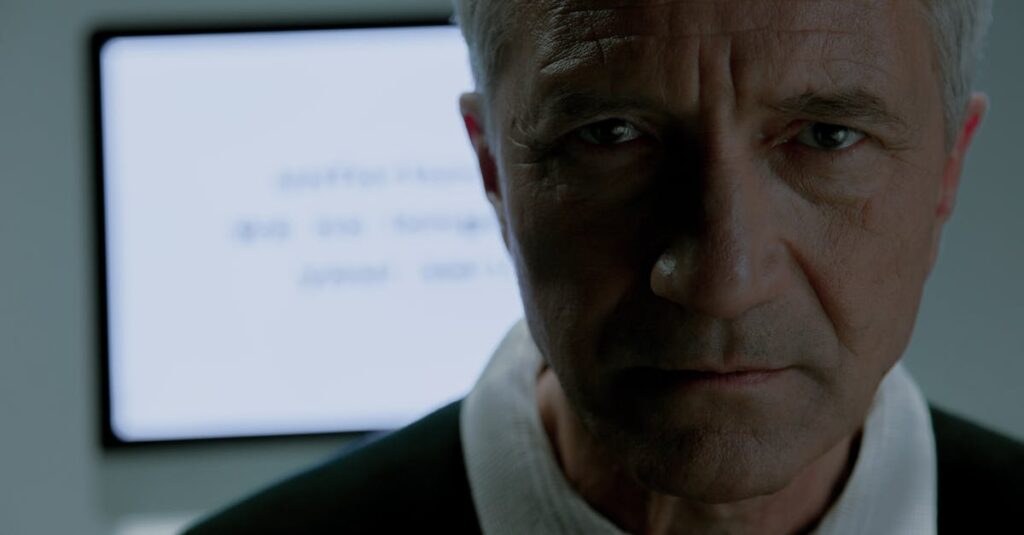 橋の前に立ち、前を向く女性。誰かのためではなく、自分のために踏み出す一歩。