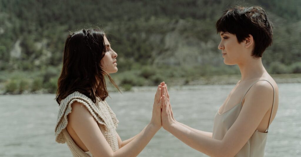 自然の中で自分と向き合い、心を整える女性のイメージ