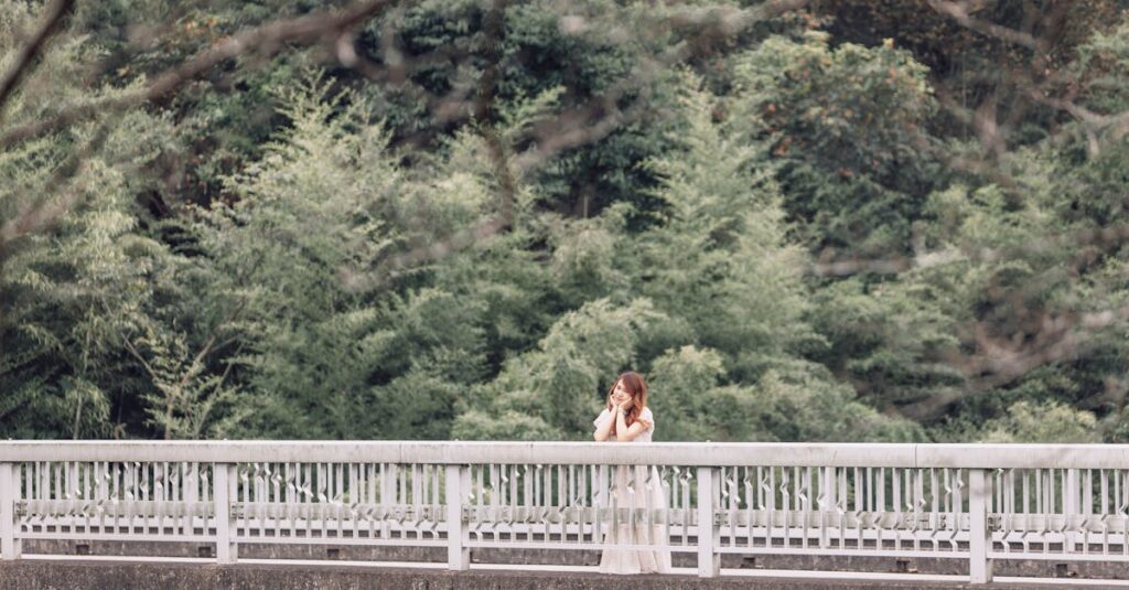 橋の前に立ち、前を向く女性。誰かのためではなく、自分のために踏み出す一歩。
