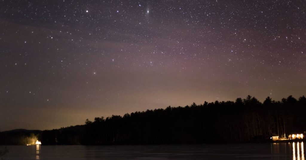 静かに輝く夜空の星々。誰とも違っていても、あなたの星はちゃんとそこにある。