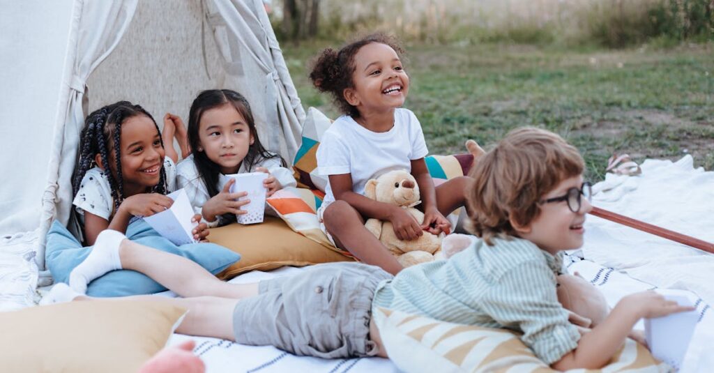 自然の中でゆるやかに過ごす女の子たち。一緒にいるけど自由、その心地よい距離感がある。