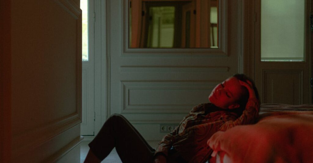 やわらかな光の中で静かに息をつく人。走り続けたあと、ようやく立ち止まれる瞬間がある。