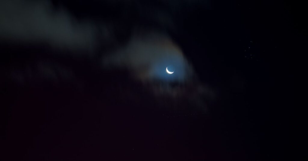 太陽と月と星々がやさしく輝く幻想的な夜空。光と静けさが共にある世界のイメージ。