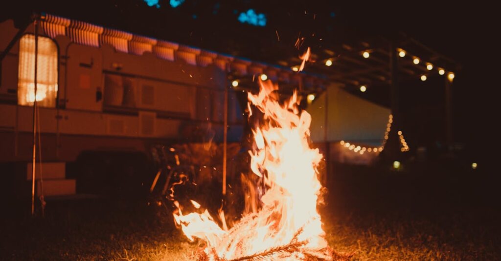 焚き火と夜空のやわらかなキャンプシーンのイメージ