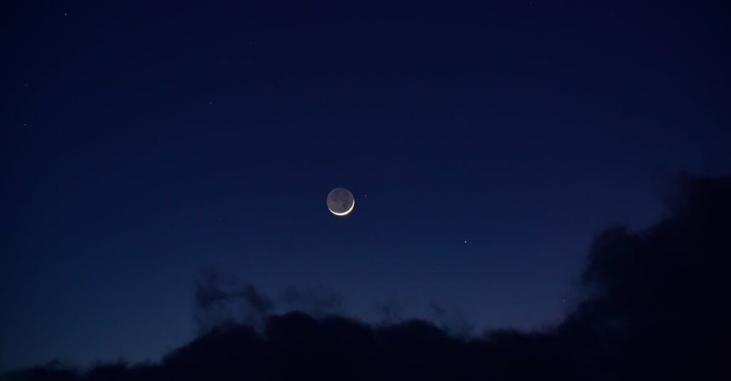 太陽と月と星々がやさしく輝く幻想的な夜空。光と静けさが共にある世界のイメージ。