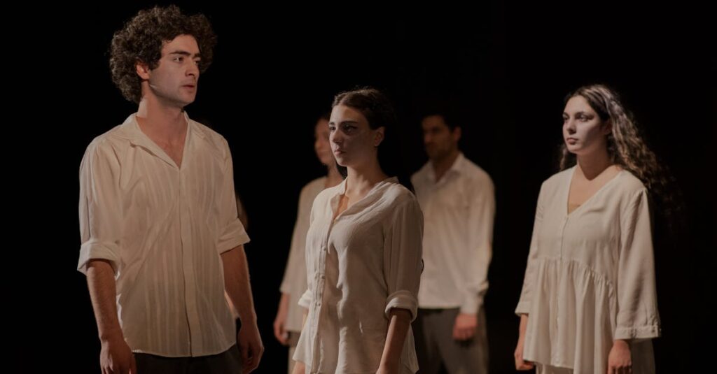 やわらかな光の中で共に立つ劇団のキャラクターたち。信頼は完璧さではなく、一緒にいる時間の中で育つ。