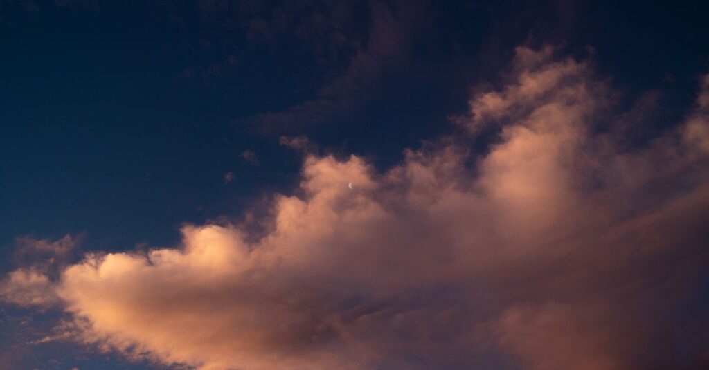 夜明けの空に太陽と月が共に輝く。頑張る自分と休む自分、どちらも大切にしていい。