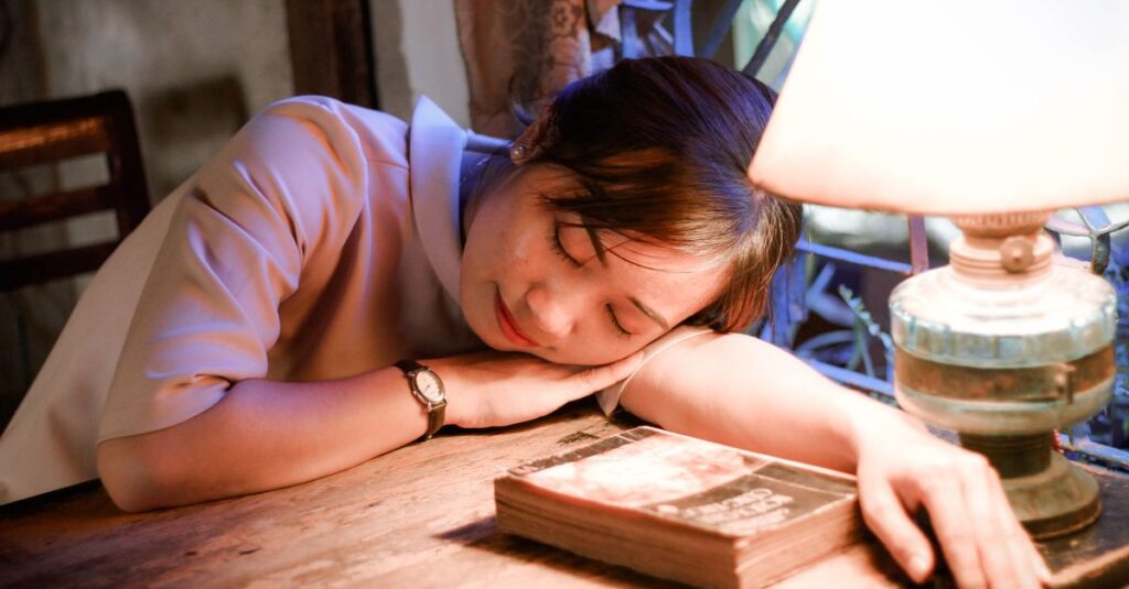 静かな光の中で佇むアニメキャラクター。月の色タイプは、内側の静けさの中に深い力を持っている。