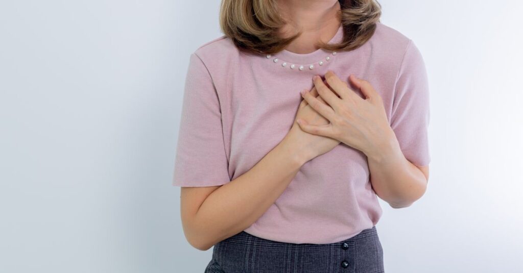 やわらかな光の中で自分の心をそっと抱きしめる女性。傷ついた自分を責めないとき、癒しが始まる。