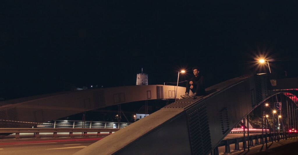 ひとり孤独に歩む戦士のようなアニメ風キャラクターのイメージ