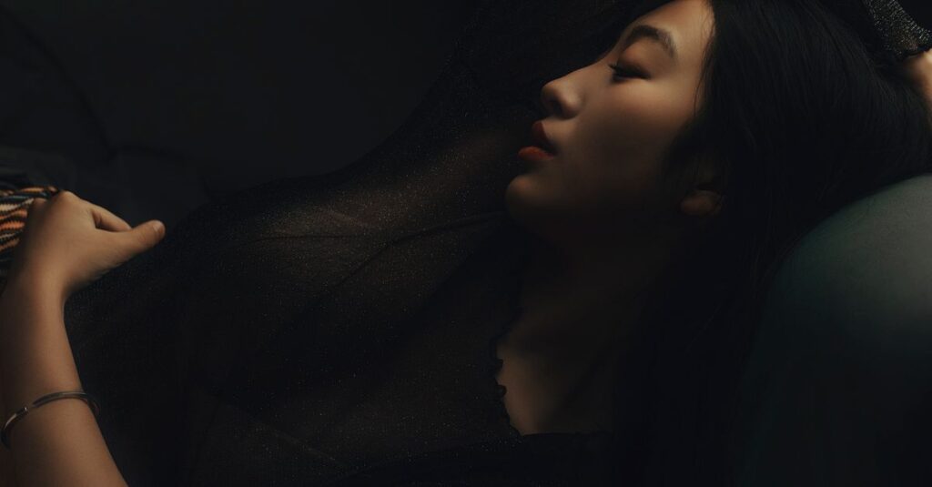 やわらかな光の中で静かに息をつく人。走り続けたあと、ようやく立ち止まれる瞬間がある。