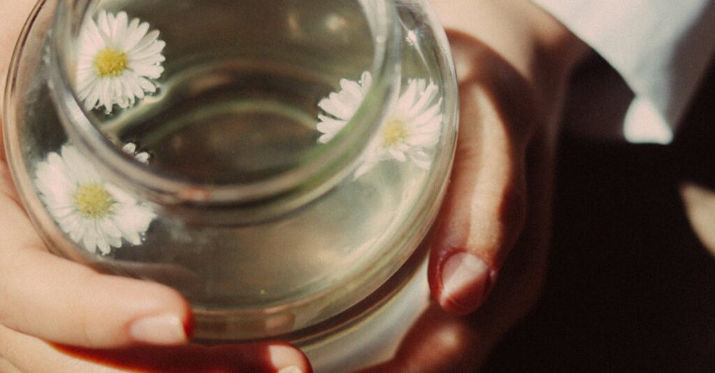 あたたかいお茶を両手で包む朝の時間。小さな自分へのいたわりが、一日の土台になる。