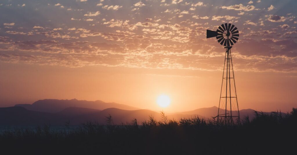 朝日が差し込む窓辺で微笑む女性。新しい希望に満ちた朝の始まり。